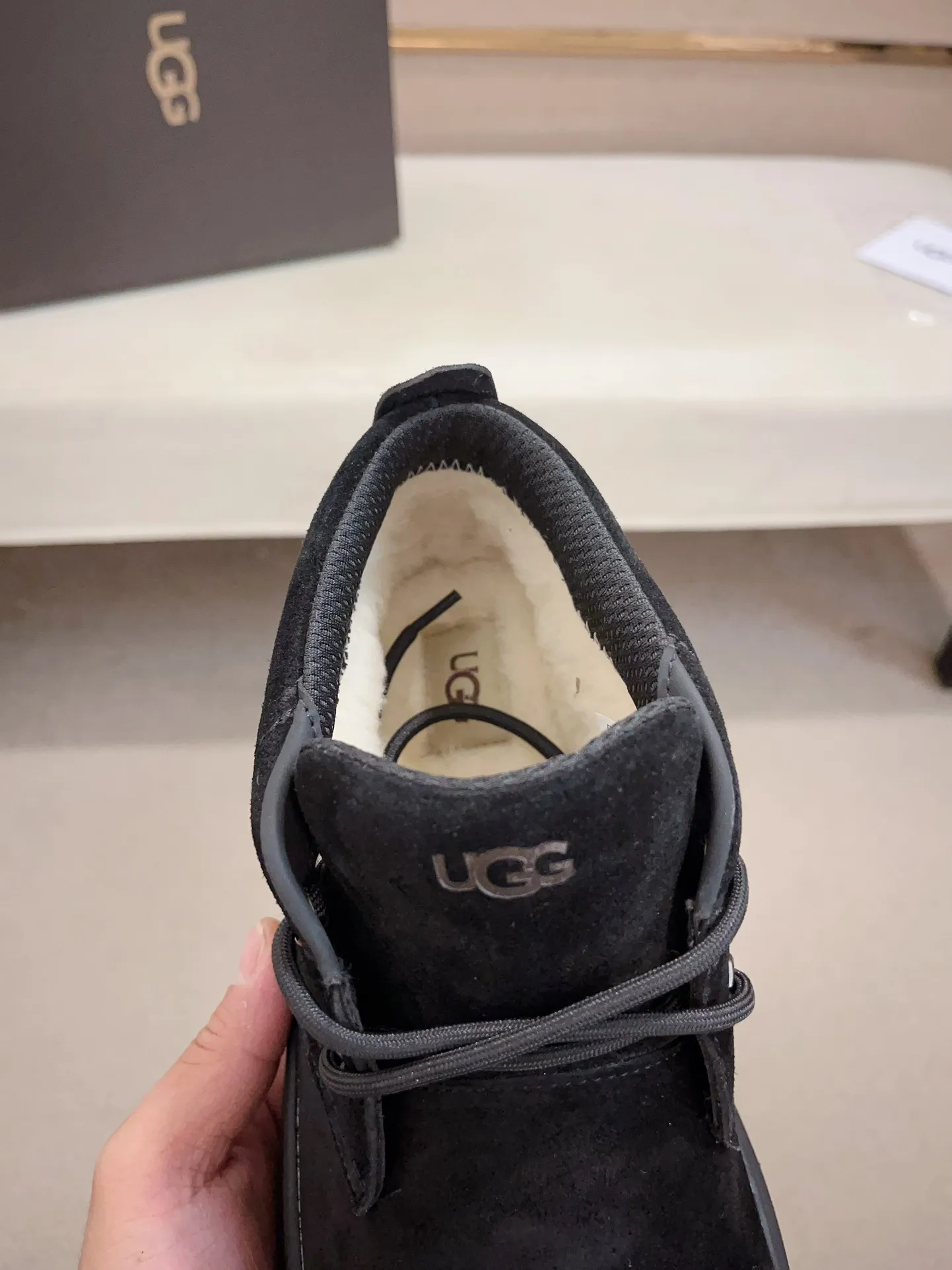 Men's shoes💰: 600💰(high-end goods) UGG❄️❄️Latest model 1:1⃣️quality, fabric: high-end quality first-layer cowhide imported from Europe. Lining: wool lining, sole: pure imported rubber foam outsole. ❤️High-end goods, fine workmanship, trendy and fashionable. The fit is very classy. If you know the goods, you will definitely not be able to refuse😍😍Code number: 41-45. Can be customized 46.47.